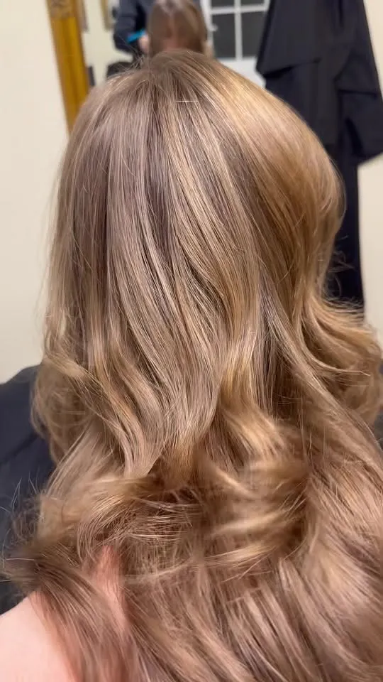 Gaiši tonēti, viļņoti gari mati pēc krāsošanas salonā „Agate”